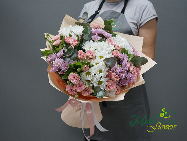 Букет с белой хризантемой и розовые розы Фото